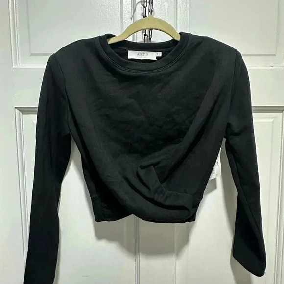 ASTR the Label NWT black cropped sweater with shoulder pads Size XS - Picture 2 of 4